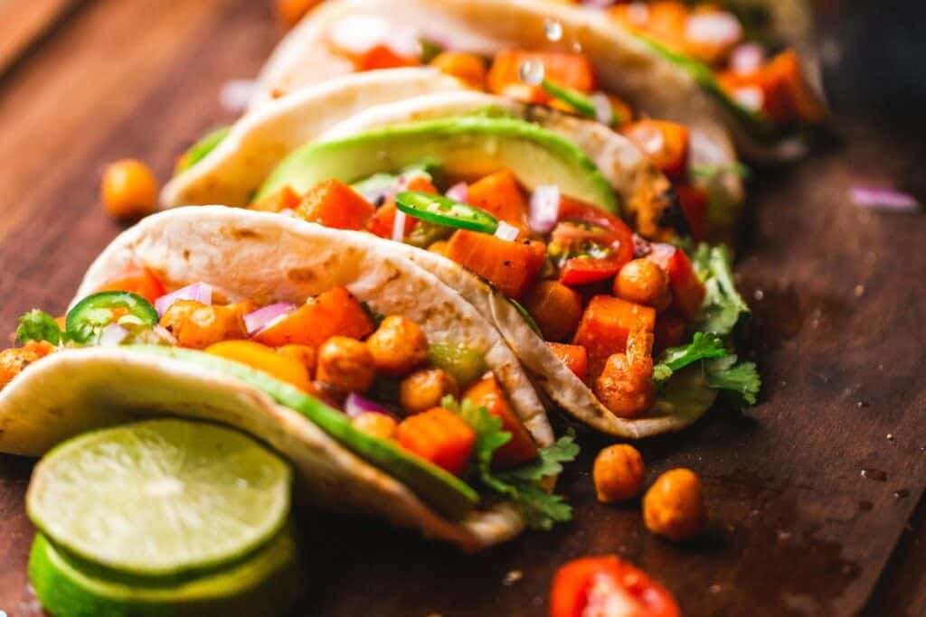 Tacos végétariens aux légumes sur planche en bois.