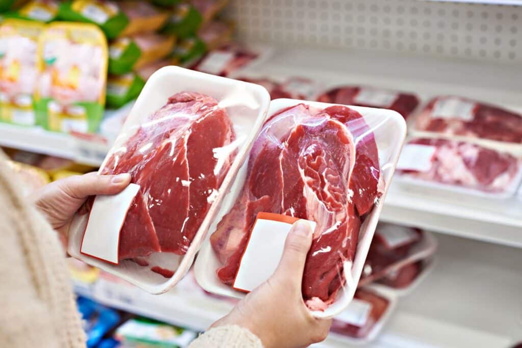 Comparaison de morceaux de viande emballés.