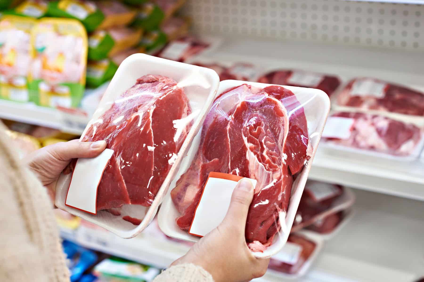 Comparaison de morceaux de viande emballés.