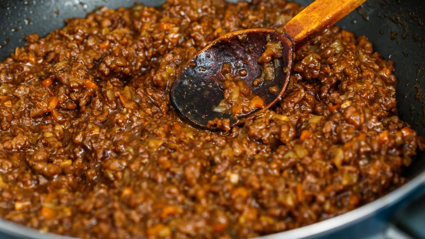 Ragoût de viande mijoté avec légumes.