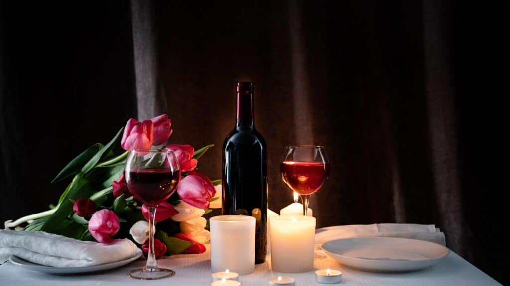 Dîner romantique avec vin, tulipes et bougies.