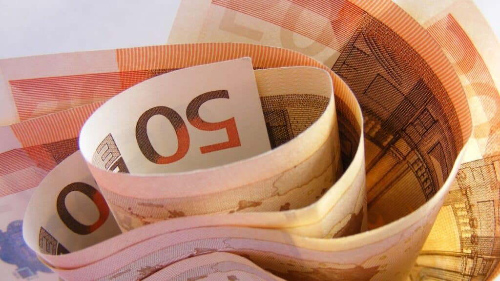 Billets d'euros enroulés.