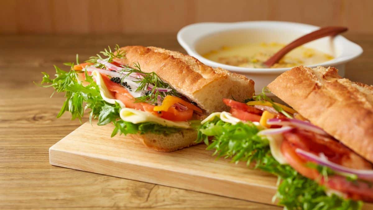 Sandwich frais avec soupe en arrière-plan.
