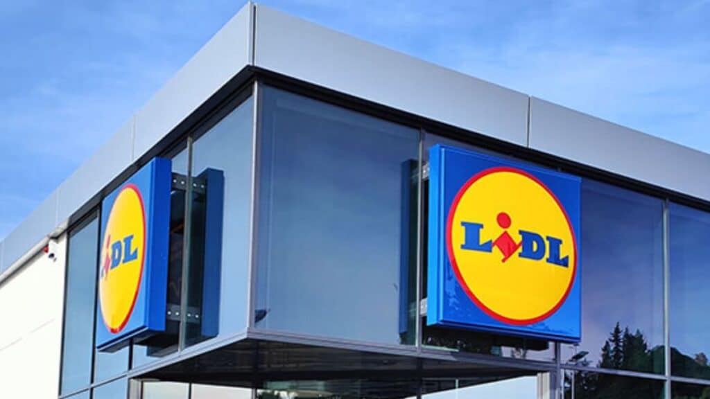 Façade avec logo d'un supermarché.