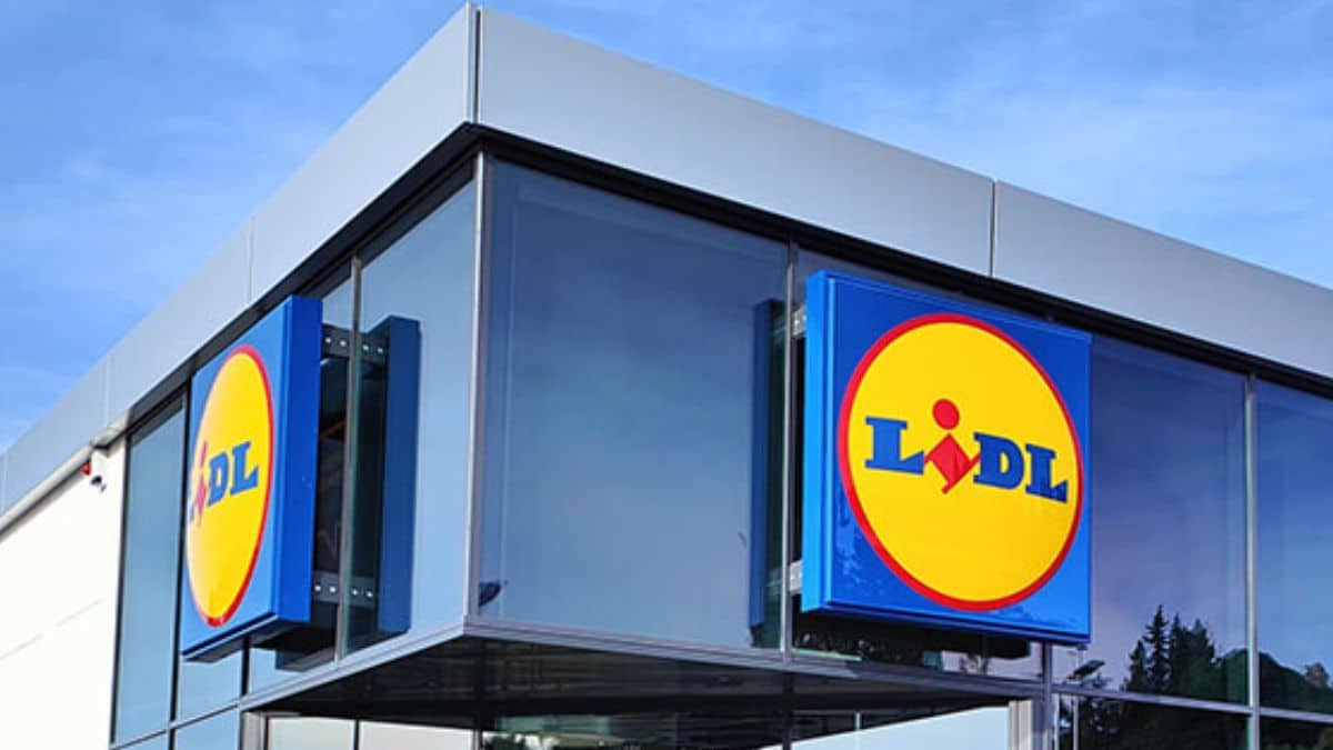 Façade avec logo d'un supermarché.