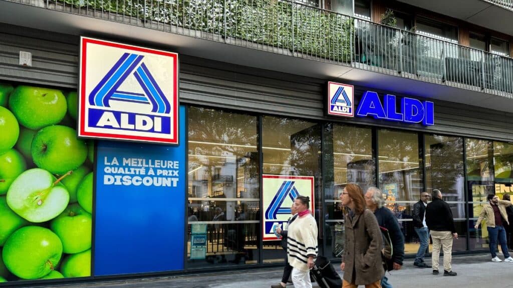 Devanture d'un magasin Aldi avec passants.