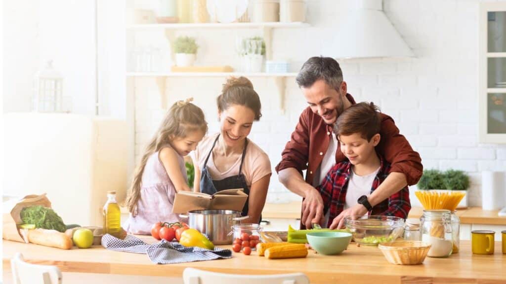 Famille cuisine ensemble dans une cuisine lumineuse.