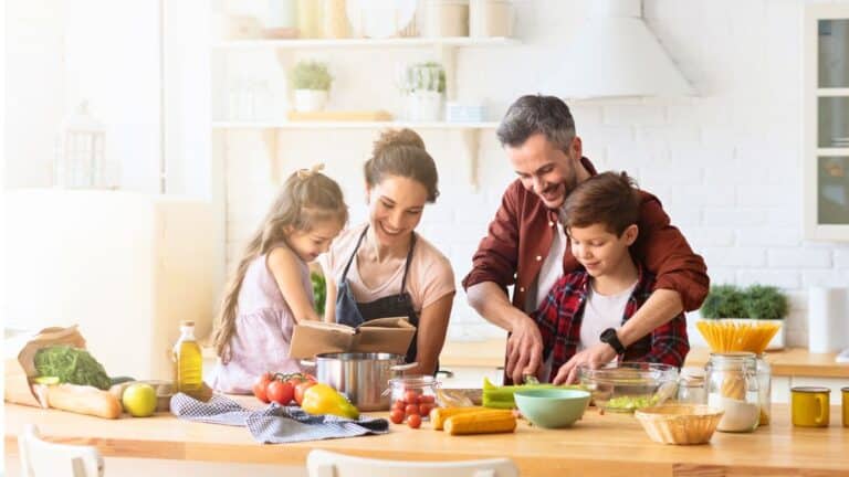 Famille cuisine ensemble dans une cuisine lumineuse.