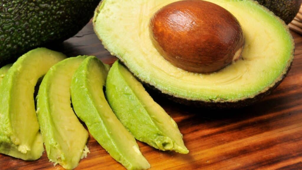 Avocat tranché sur une planche en bois.