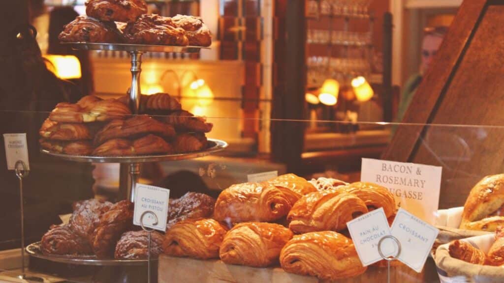 Vitrine de pâtisserie avec croissants et pains.