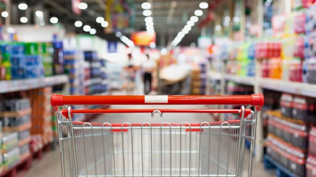 Chariot dans une allée de supermarché.