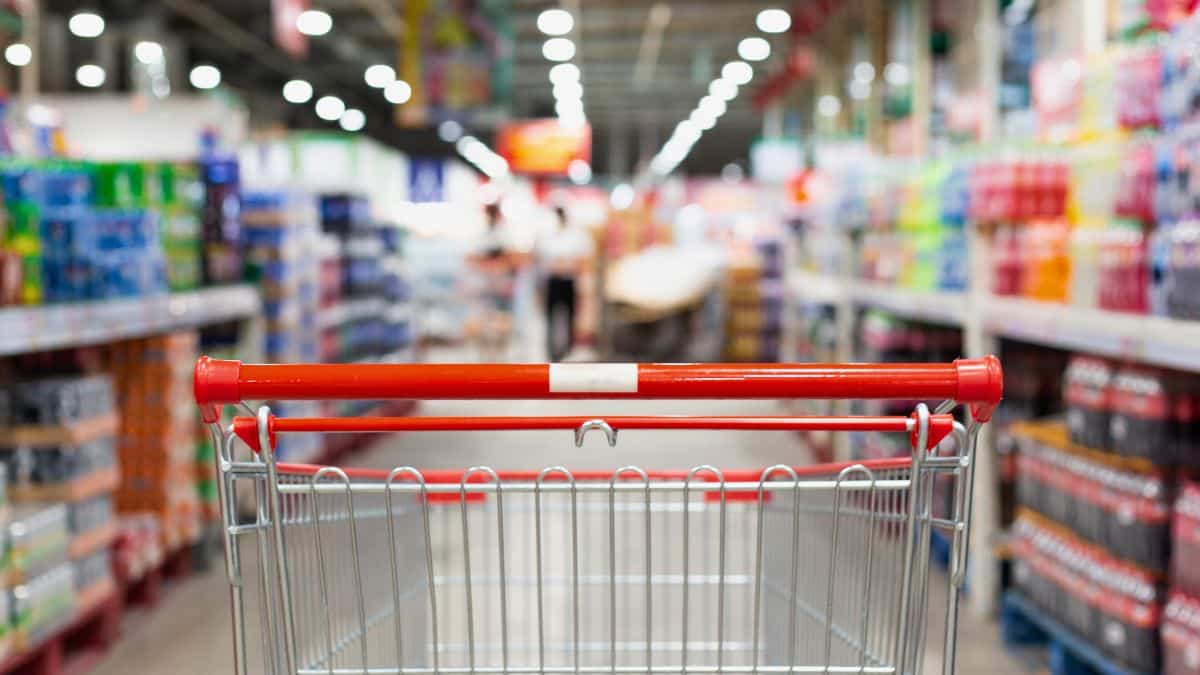 Chariot dans une allée de supermarché.