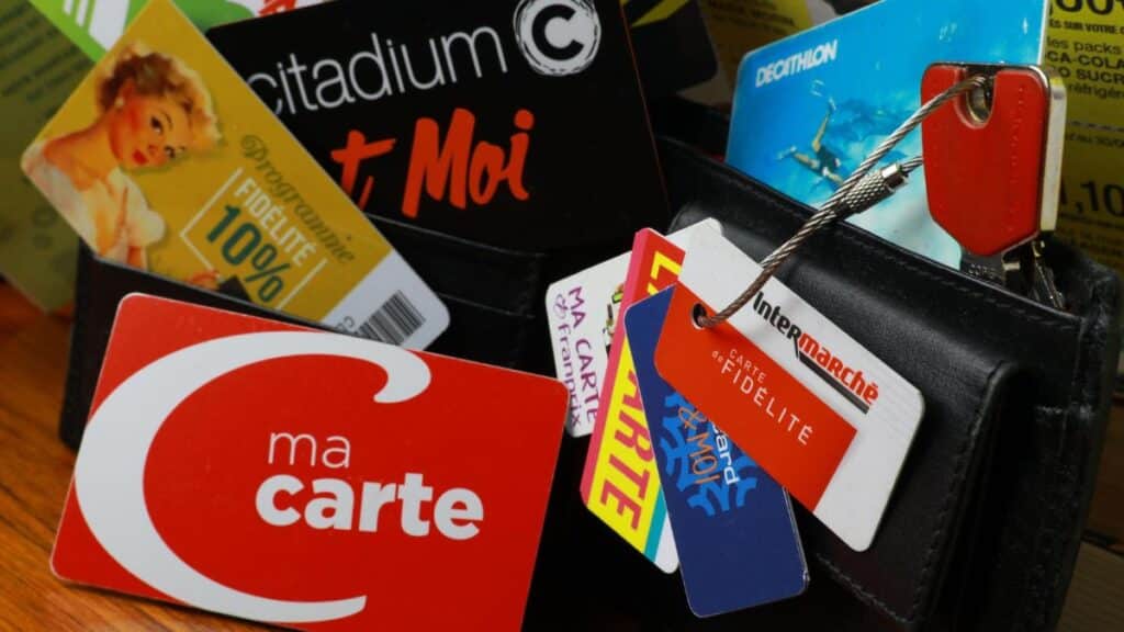 Cartes de fidélité dans un porte-monnaie noir.