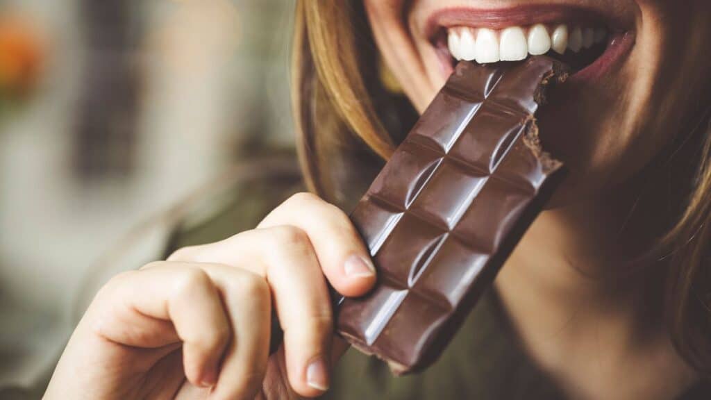 Personne mangeant une tablette de chocolat.
