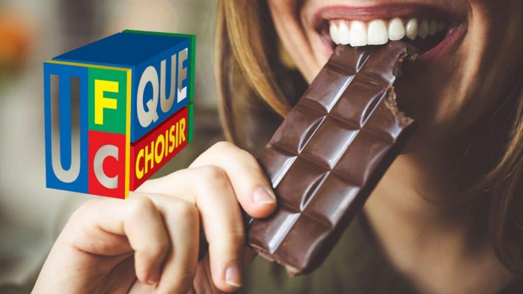Personne mangeant une tablette de chocolat.