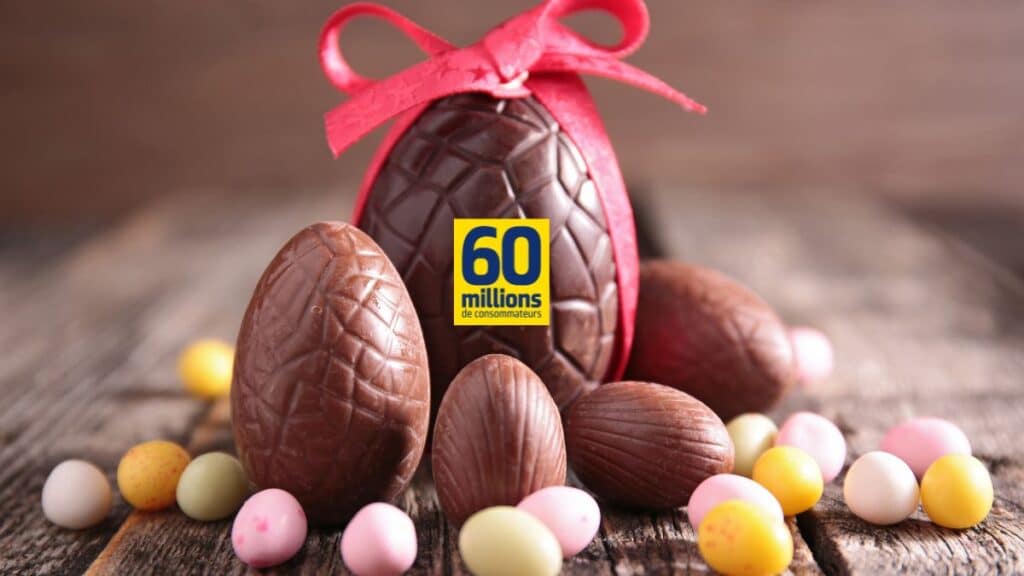 Oeufs en chocolat avec ruban rouge sur table