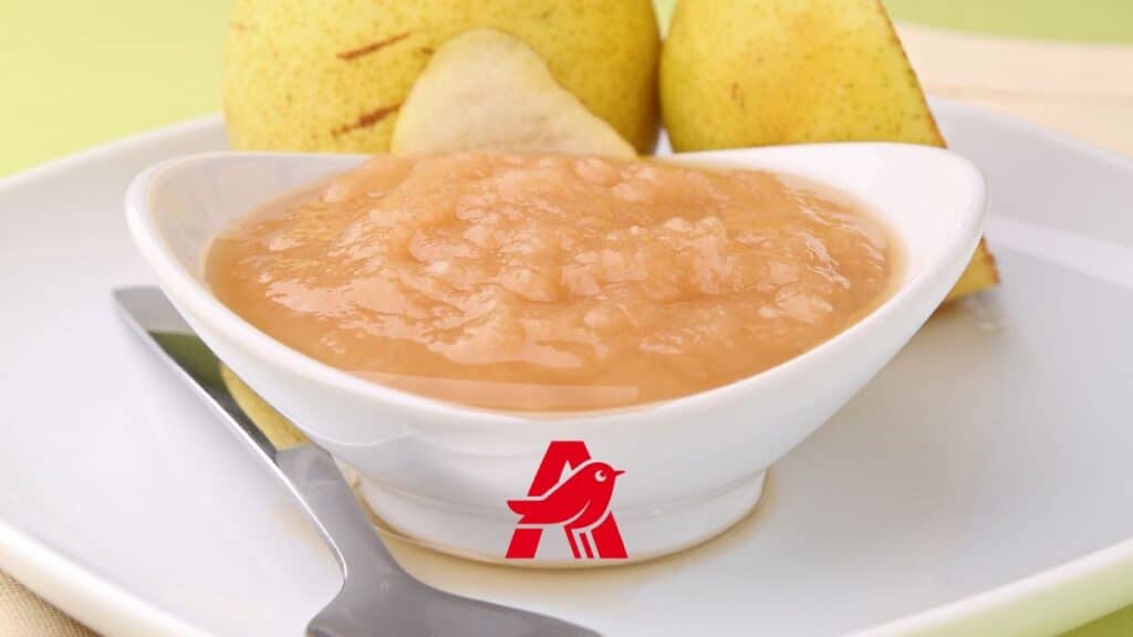Compote de pommes dans un bol blanc.