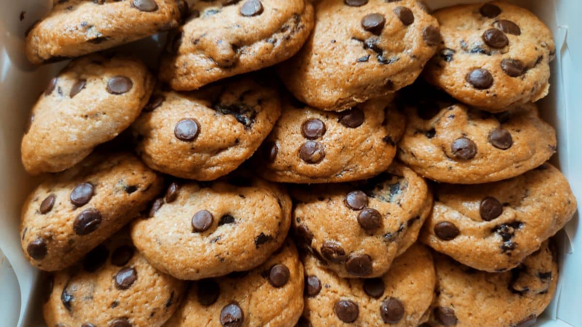 Cookies aux pépites de chocolat empilés dans une boîte.