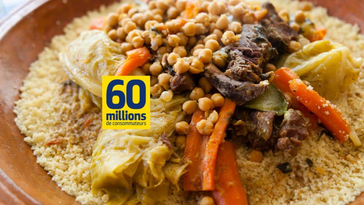 Plat de couscous avec légumes et viande.