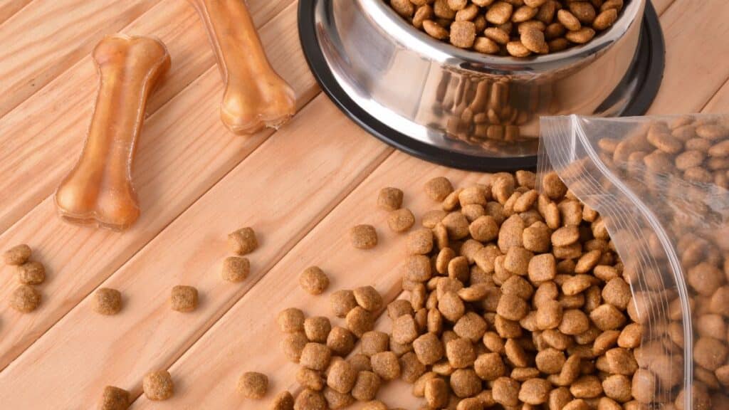 Croquettes et os pour chiens sur une table.