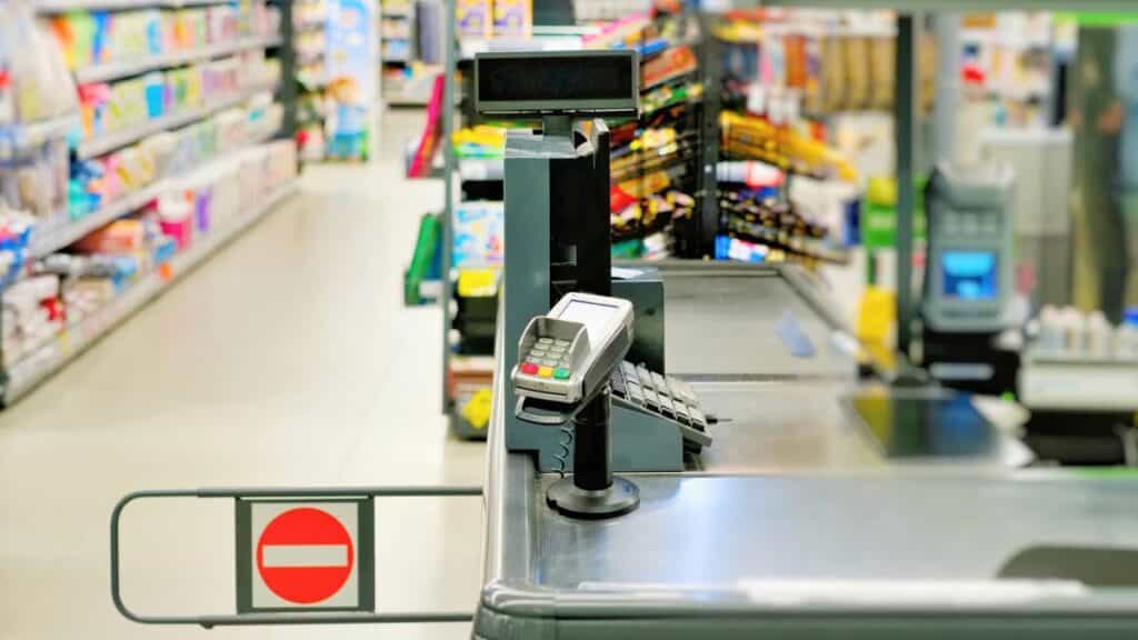 Caissier dans un supermarché vide