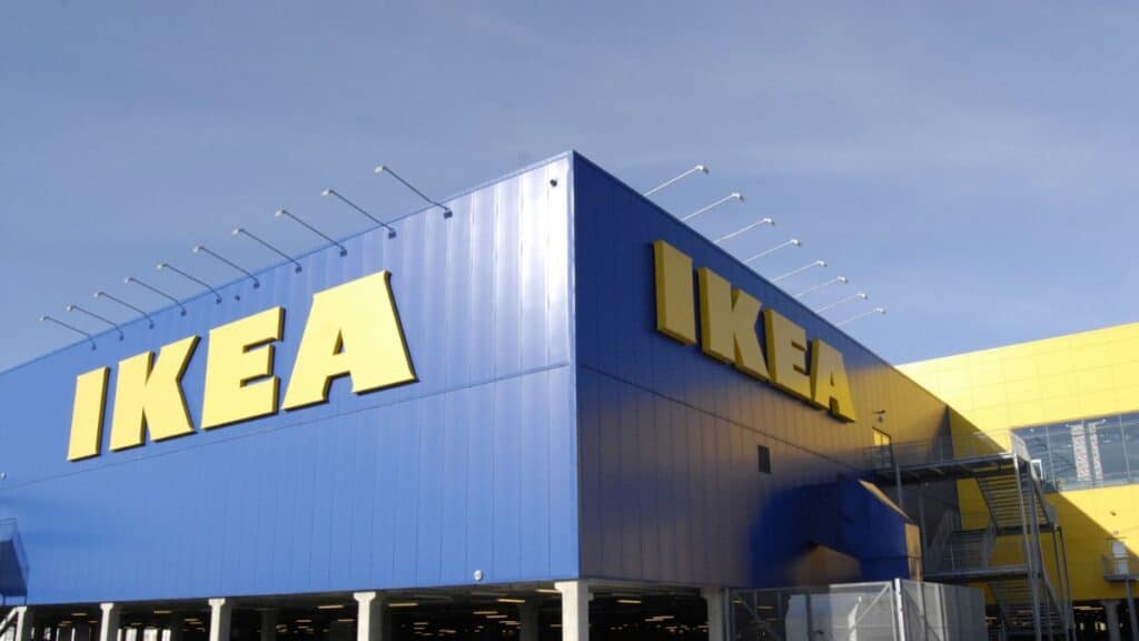 Devanture d'un magasin IKEA bleu et jaune.