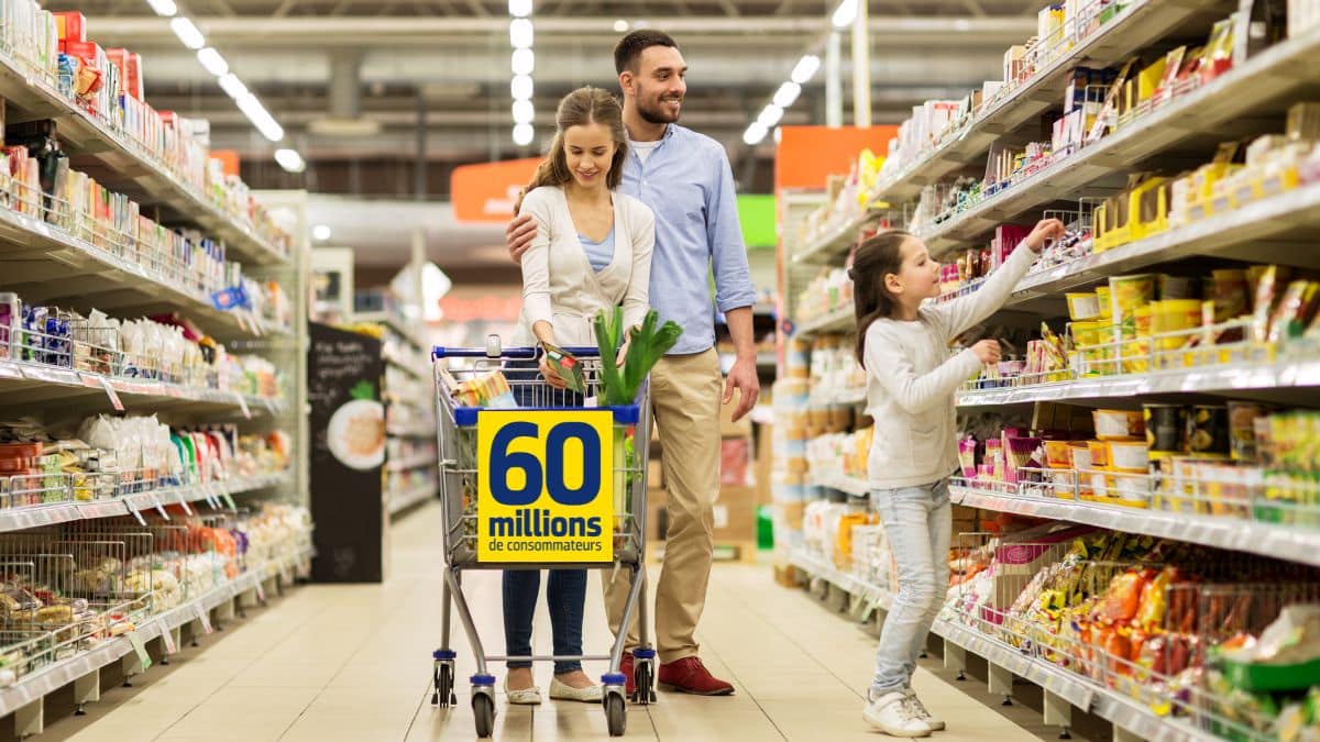 Famille faisant des courses au supermarché.
