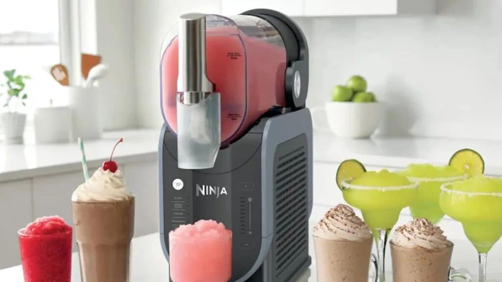 Sorbetière Ninja préparant diverses boissons glacées.