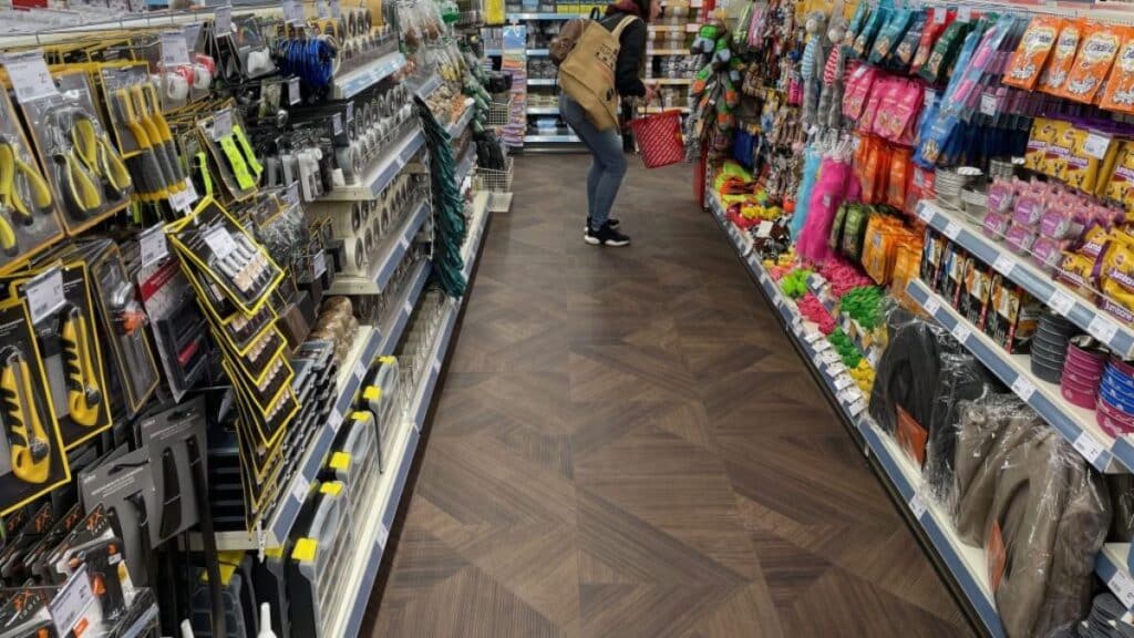 Rayon de magasin avec divers produits exposés.