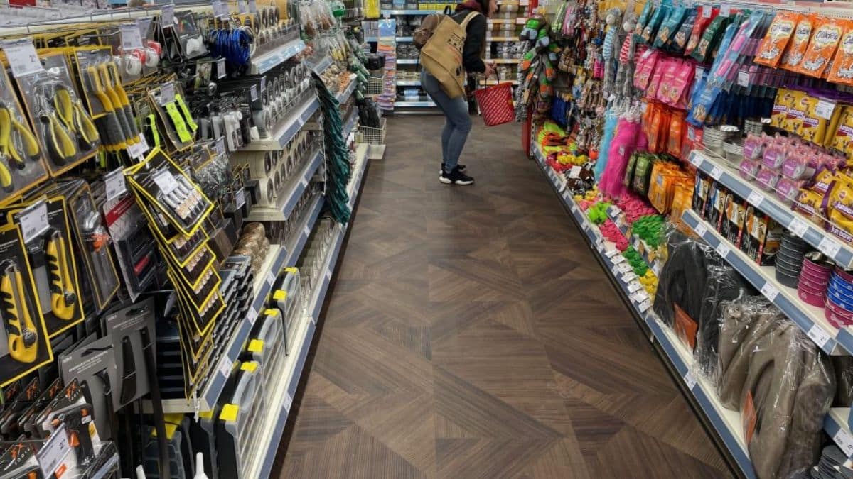 Rayon de magasin avec divers produits exposés.