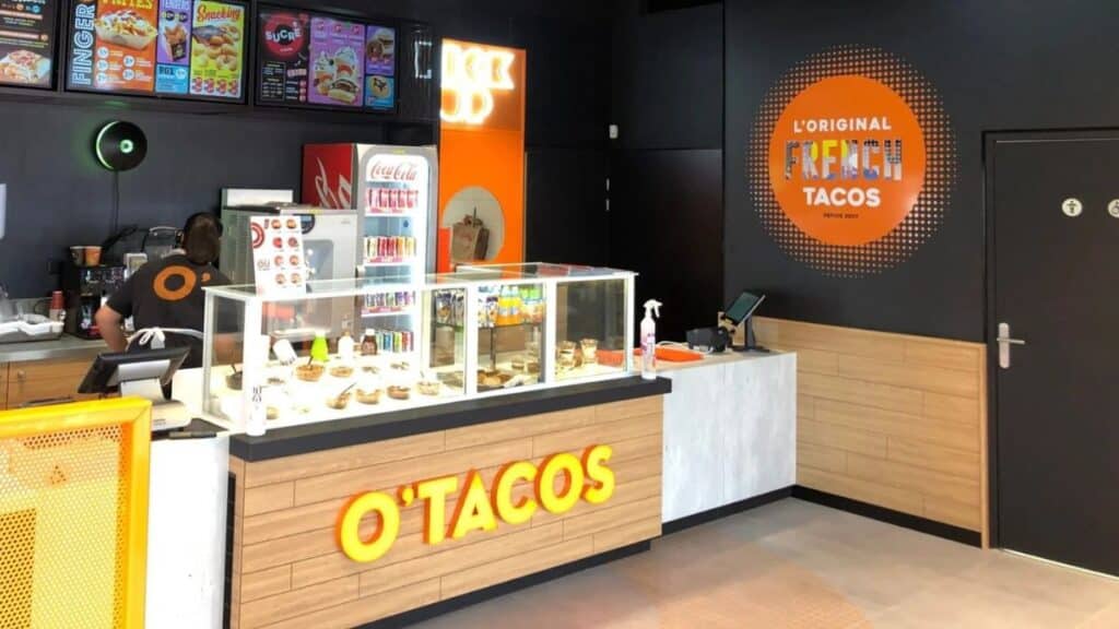 Intérieur d'un restaurant O'Tacos avec comptoir.