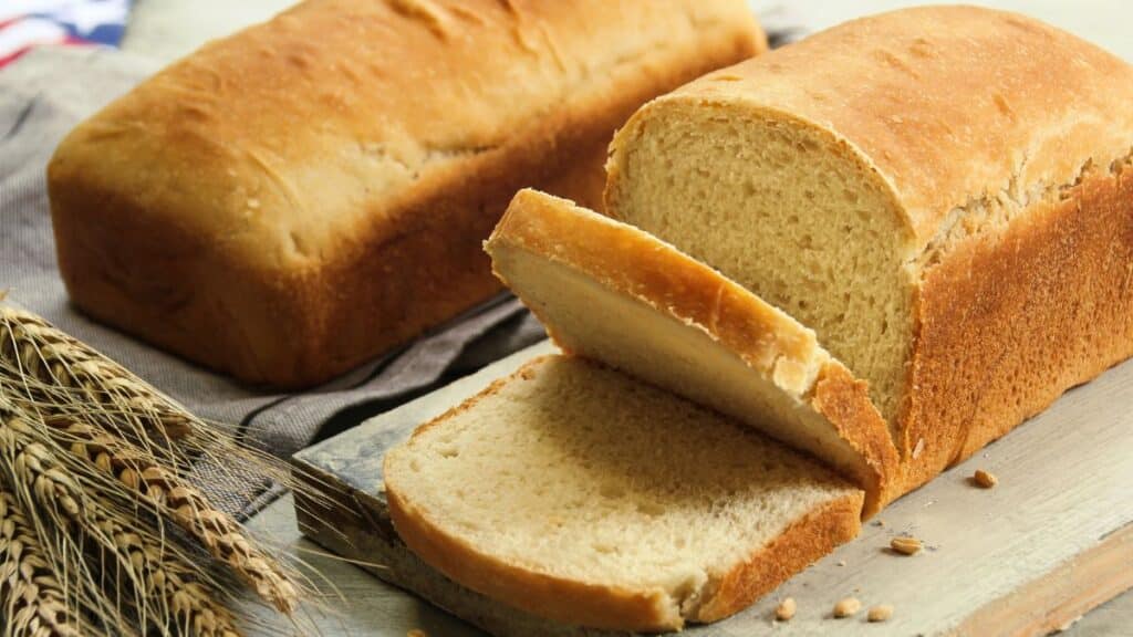 Pain maison tranché sur planche