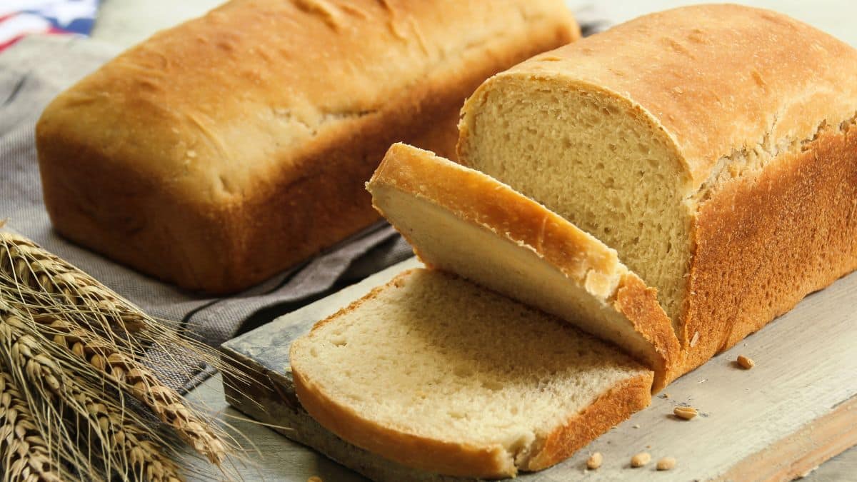 Pain maison tranché sur planche