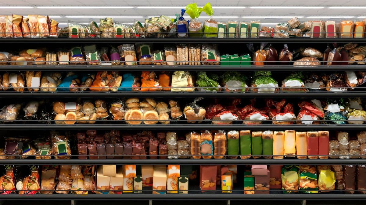 Rayon de pains et pâtisseries emballés en supermarché.