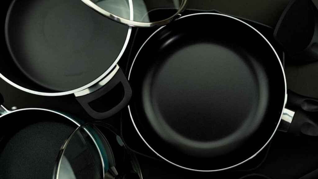 Vue de plusieurs poêles noires.
