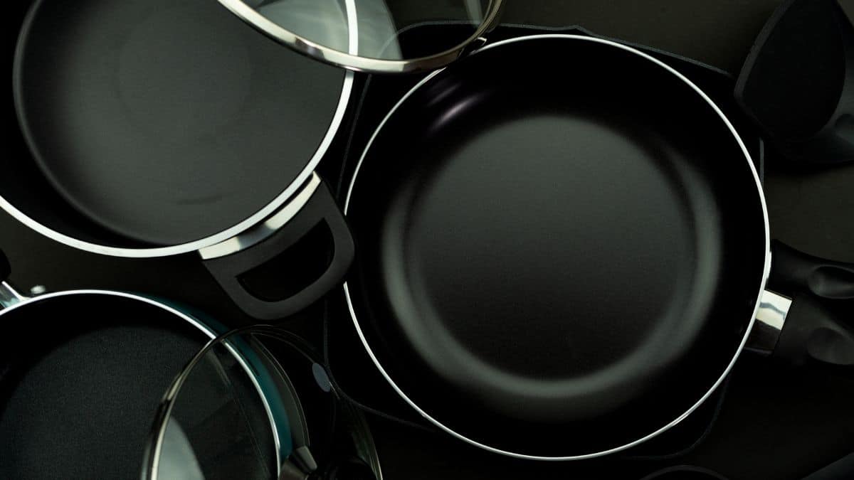 Vue de plusieurs poêles noires.