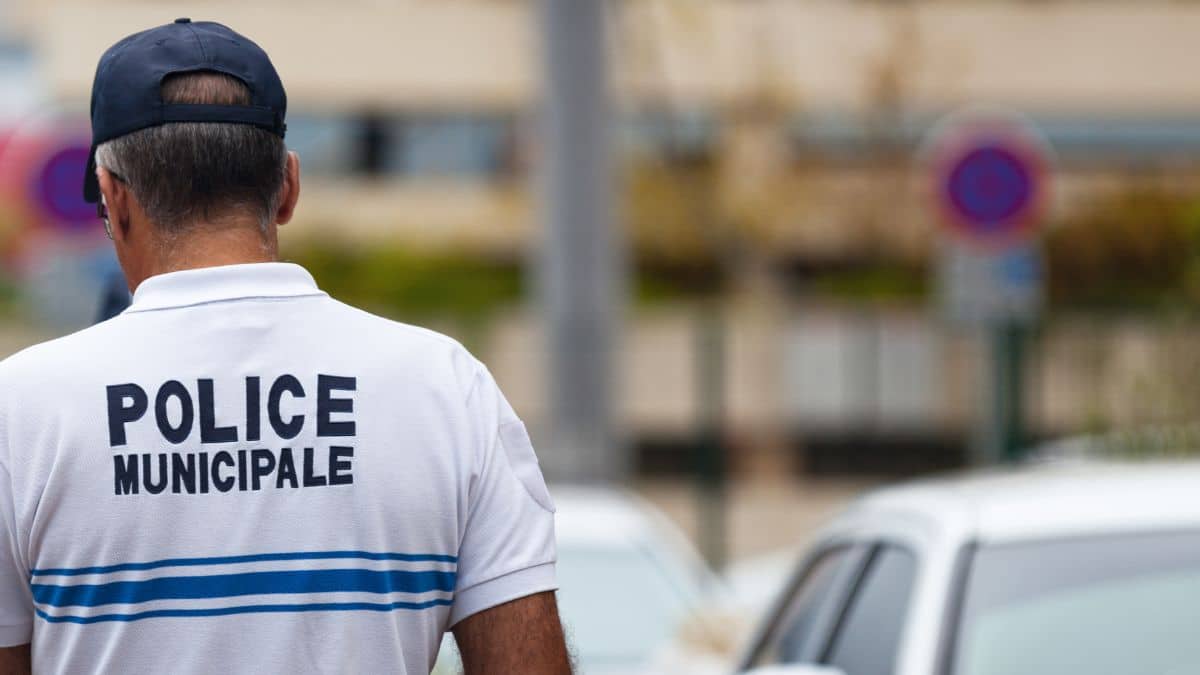 Agent de police municipale de dos en ville.