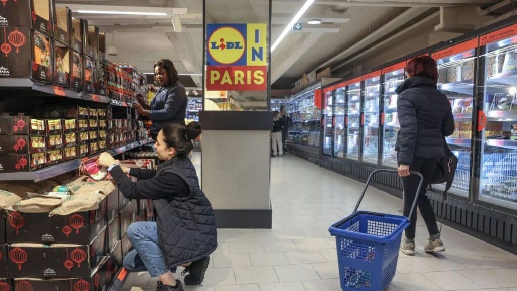 Clients faisant des achats dans un supermarché Lidl.