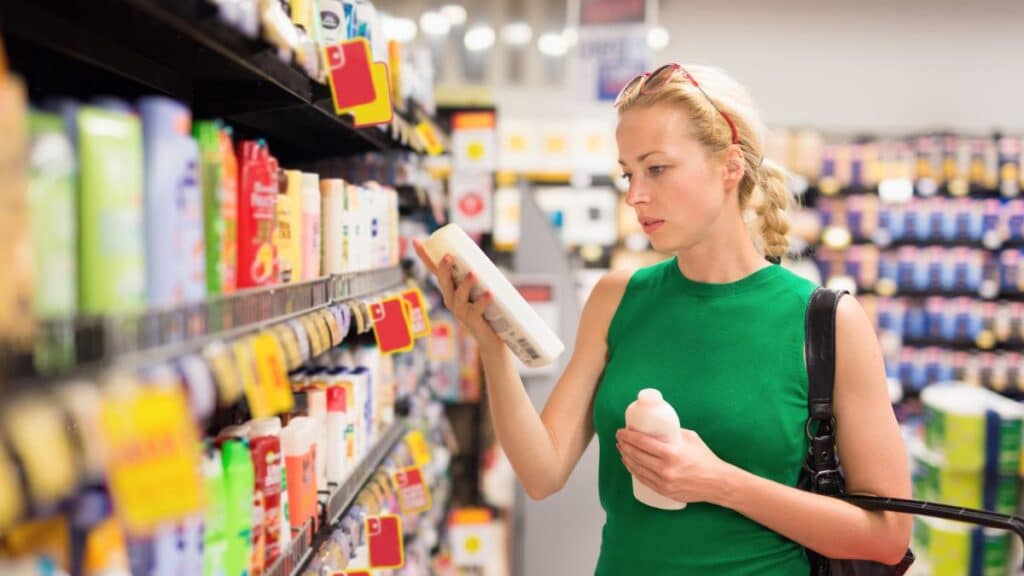 Femme faisant ses courses au supermarché.