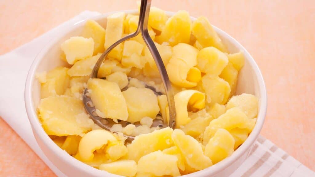 Purée de pommes de terre maison dans un bol.