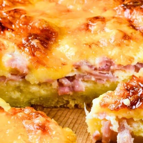 Quiche au jambon et fromage dorée au four.