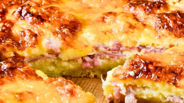 Quiche au jambon et fromage dorée au four.