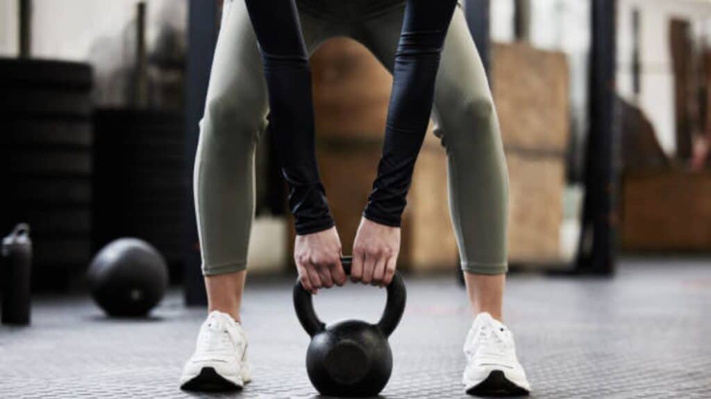 Personne soulève une kettlebell au gymnase.