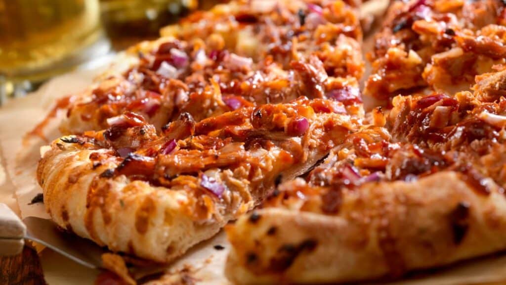 Pizza barbecue avec oignons et viande.