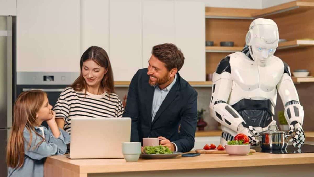 Robot cuisine avec famille souriante autour.