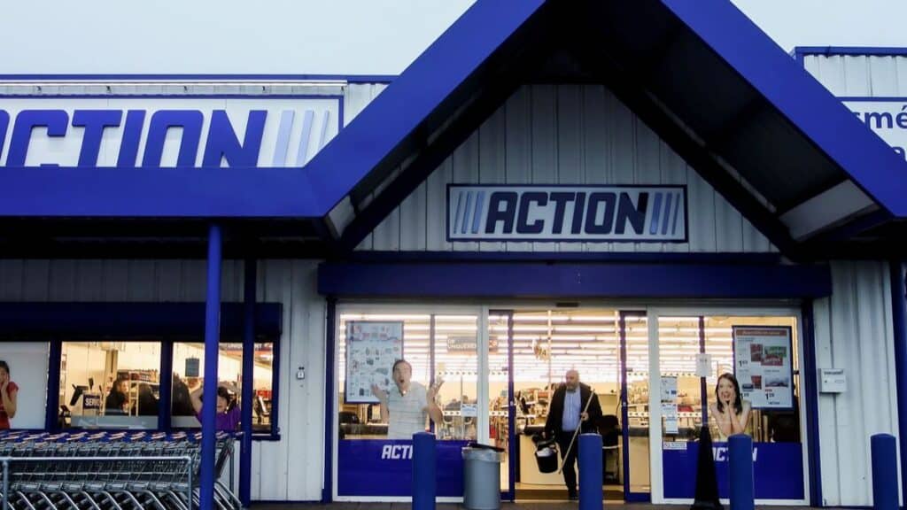 Entrée du magasin Action avec clients sortant.