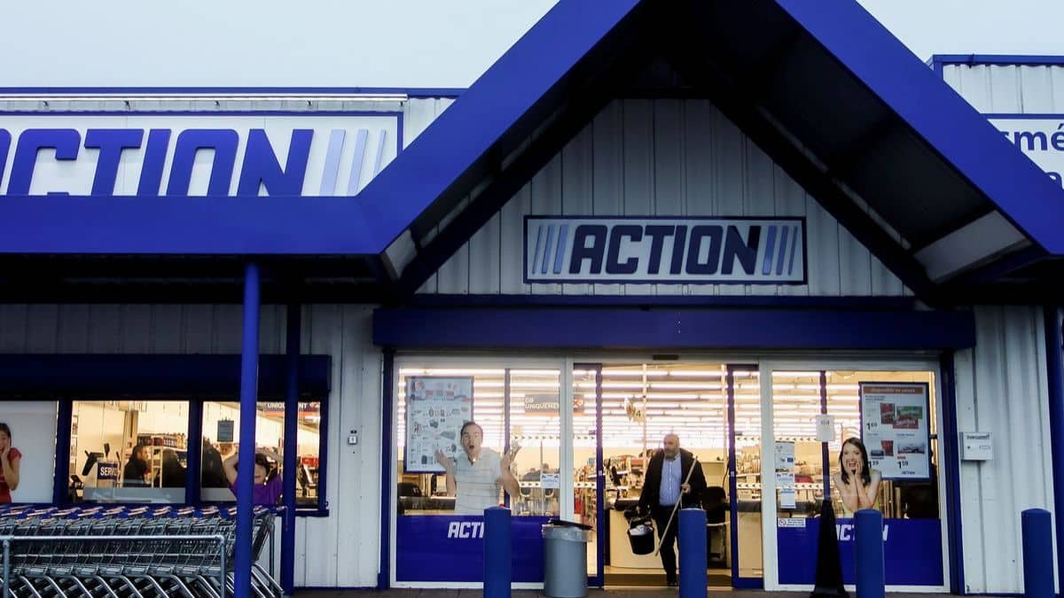 Entrée du magasin Action avec clients sortant.