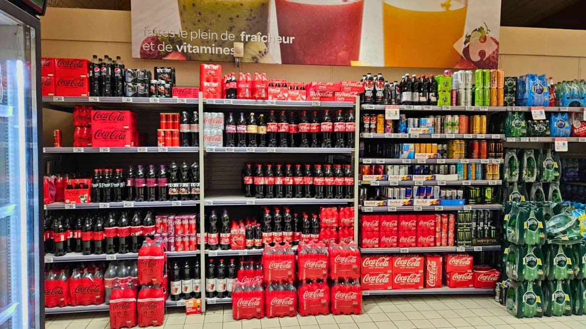 Rayon de boissons en supermarché.