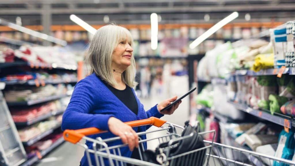 Femme âgée faisant des courses au supermarché.