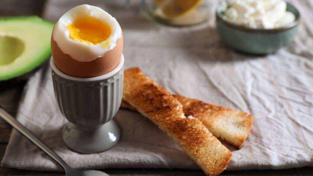 Oeuf à la coque avec mouillettes et avocat